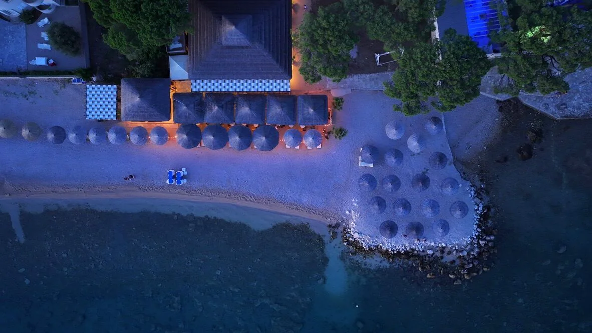 Zračni kadar plaže i turističke lokacije za AI analizu